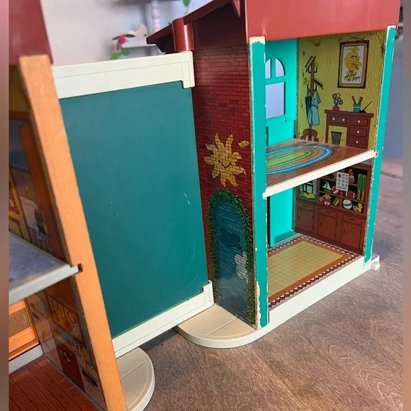Vintage 1974 Fisher-Price Sesame Street clubhouse with figurines. - Picture 9 of 16